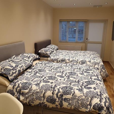 London Luxury Apartments 3 Bedroom Sleeps 8 With 3 Bathrooms 4 Mins Walk To Tube Free Parking 일포드 외부 사진