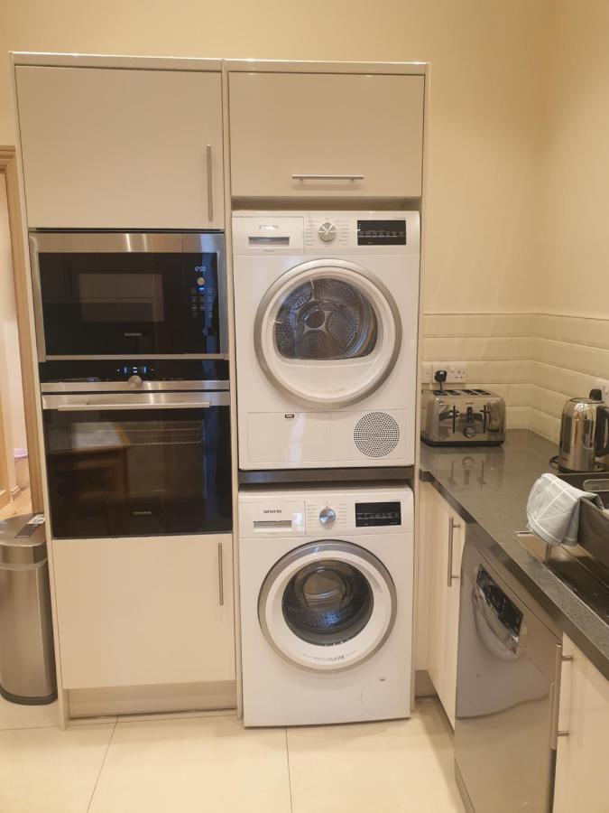 London Luxury Apartments 3 Bedroom Sleeps 8 With 3 Bathrooms 4 Mins Walk To Tube Free Parking 일포드 외부 사진