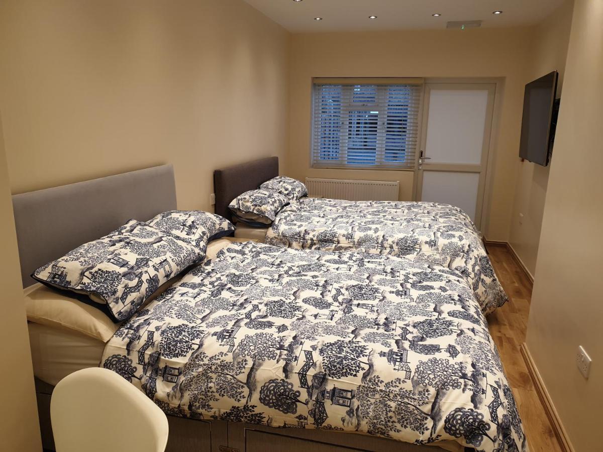 London Luxury Apartments 3 Bedroom Sleeps 8 With 3 Bathrooms 4 Mins Walk To Tube Free Parking 일포드 외부 사진