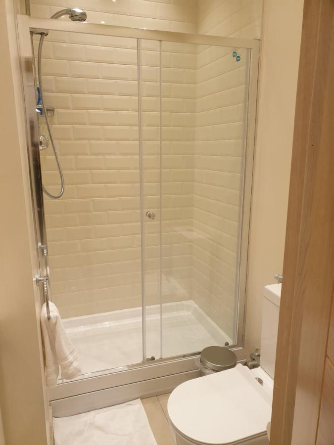 London Luxury Apartments 3 Bedroom Sleeps 8 With 3 Bathrooms 4 Mins Walk To Tube Free Parking 일포드 외부 사진