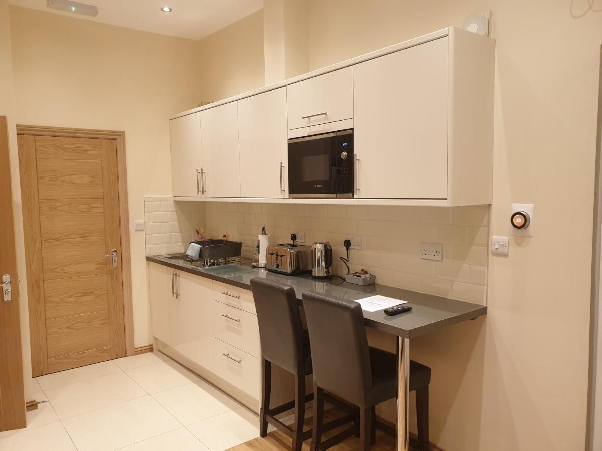 London Luxury Apartments 3 Bedroom Sleeps 8 With 3 Bathrooms 4 Mins Walk To Tube Free Parking 일포드 외부 사진