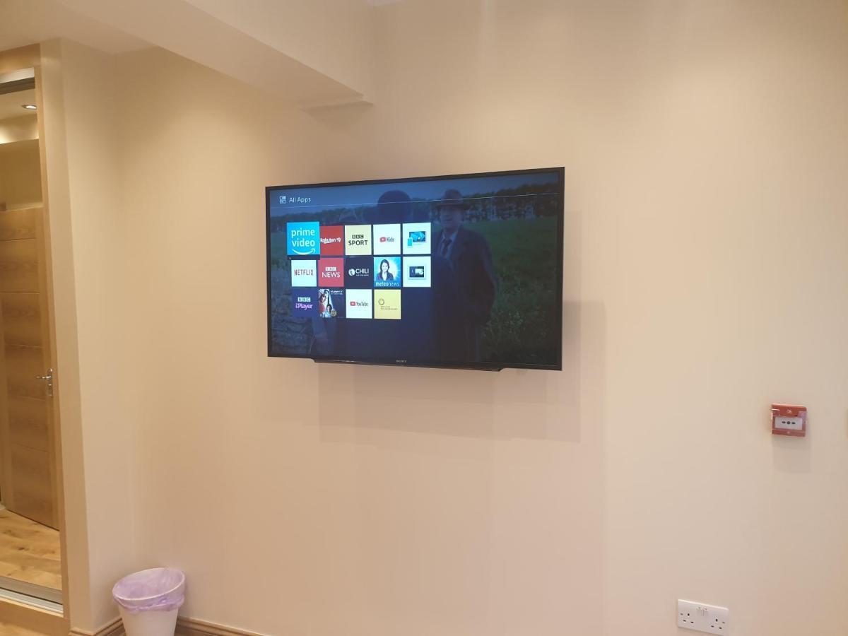 London Luxury Apartments 3 Bedroom Sleeps 8 With 3 Bathrooms 4 Mins Walk To Tube Free Parking 일포드 외부 사진