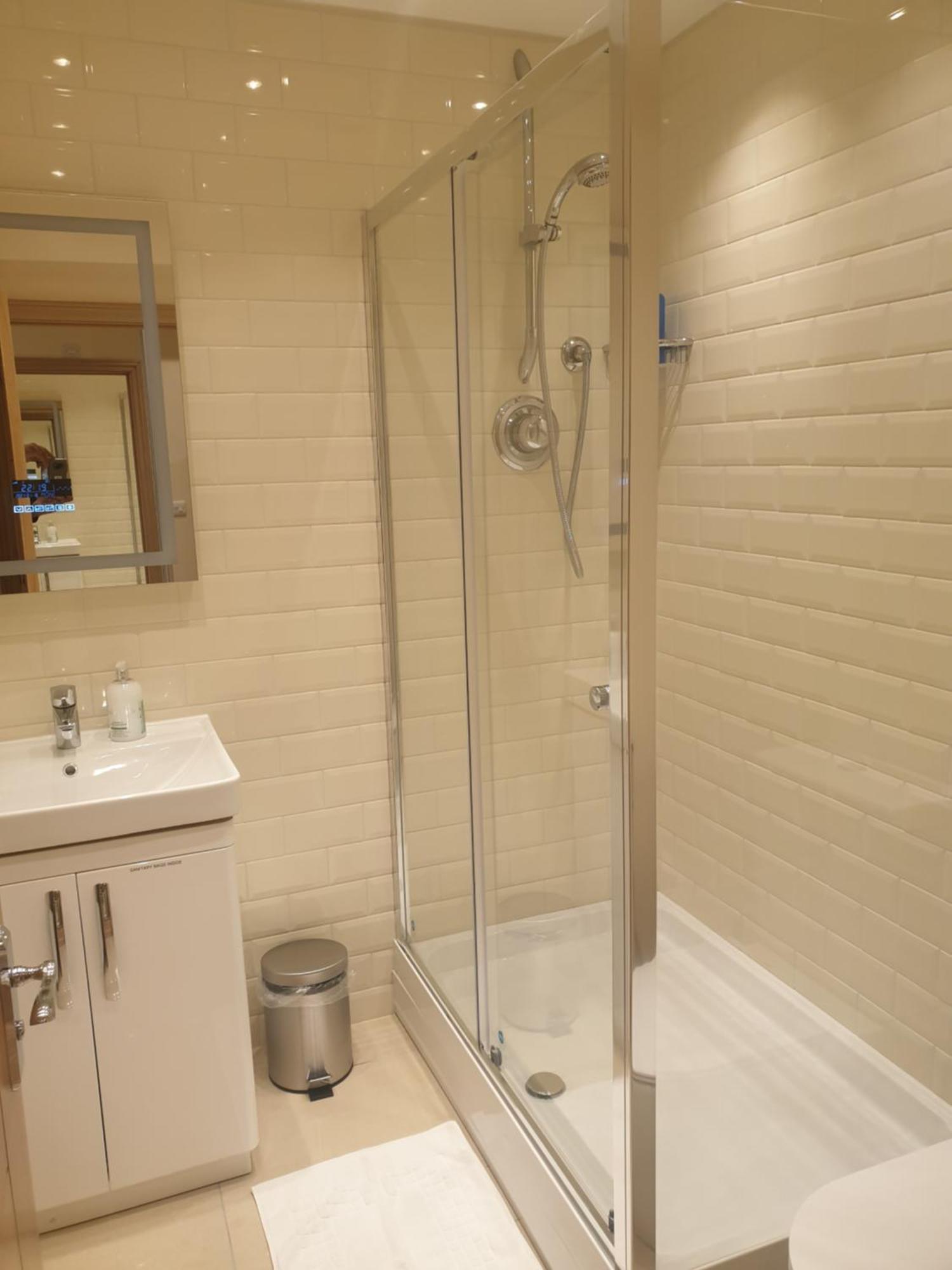 London Luxury Apartments 3 Bedroom Sleeps 8 With 3 Bathrooms 4 Mins Walk To Tube Free Parking 일포드 외부 사진