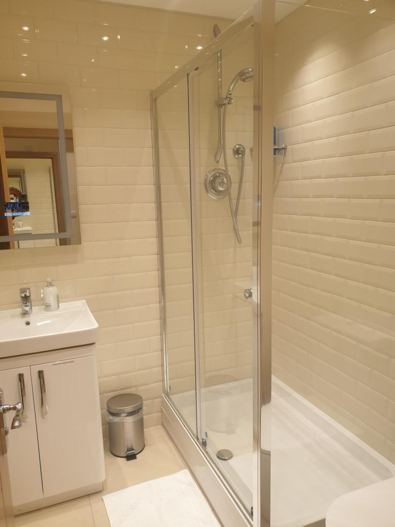 London Luxury Apartments 3 Bedroom Sleeps 8 With 3 Bathrooms 4 Mins Walk To Tube Free Parking 일포드 외부 사진