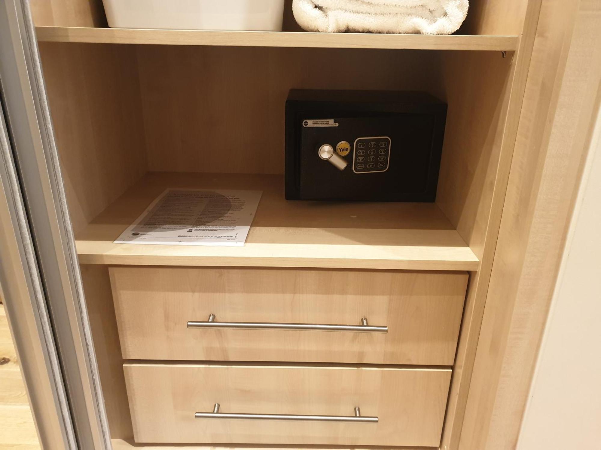 London Luxury Apartments 3 Bedroom Sleeps 8 With 3 Bathrooms 4 Mins Walk To Tube Free Parking 일포드 외부 사진