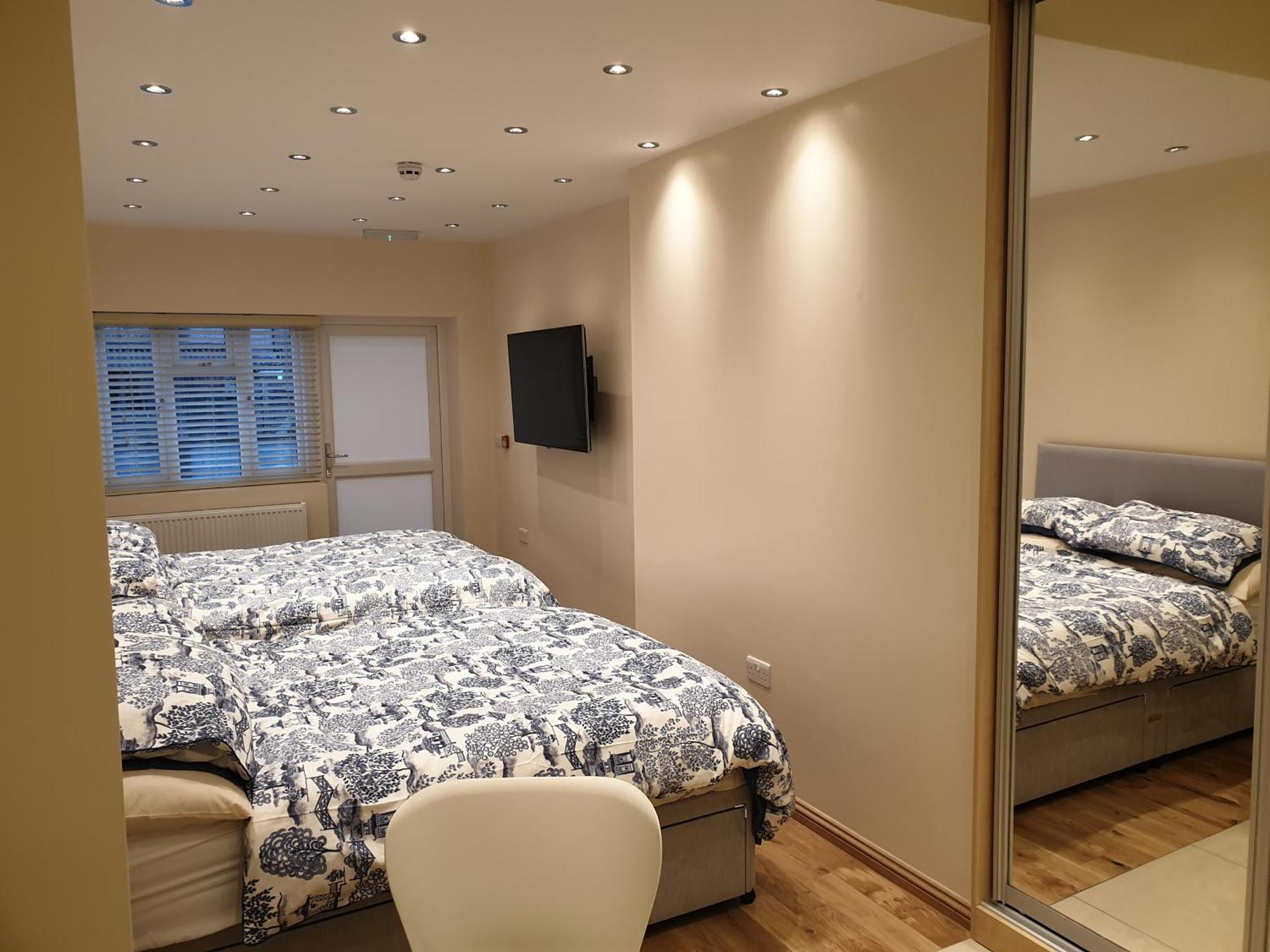 London Luxury Apartments 3 Bedroom Sleeps 8 With 3 Bathrooms 4 Mins Walk To Tube Free Parking 일포드 외부 사진
