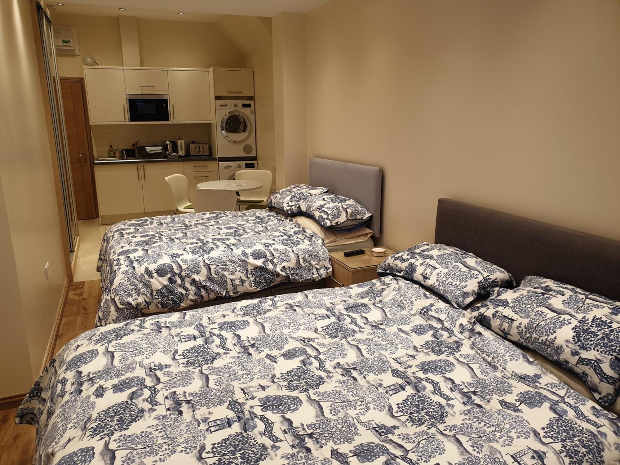 London Luxury Apartments 3 Bedroom Sleeps 8 With 3 Bathrooms 4 Mins Walk To Tube Free Parking 일포드 외부 사진