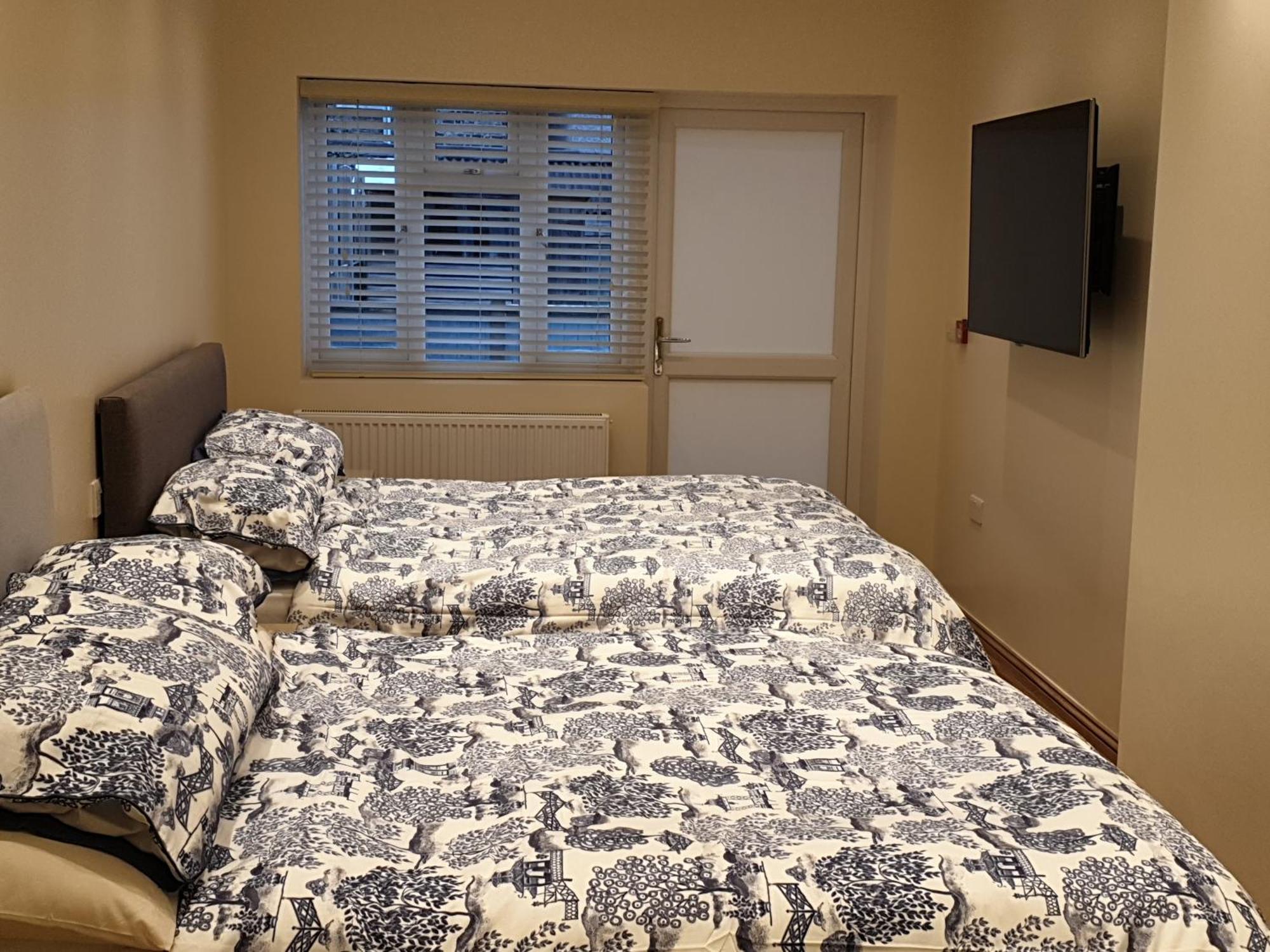 London Luxury Apartments 3 Bedroom Sleeps 8 With 3 Bathrooms 4 Mins Walk To Tube Free Parking 일포드 외부 사진